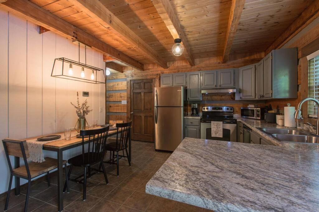 Southern Oak Cabin - Newly Remodeled - Close To All Attractions Sevierville Kültér fotó